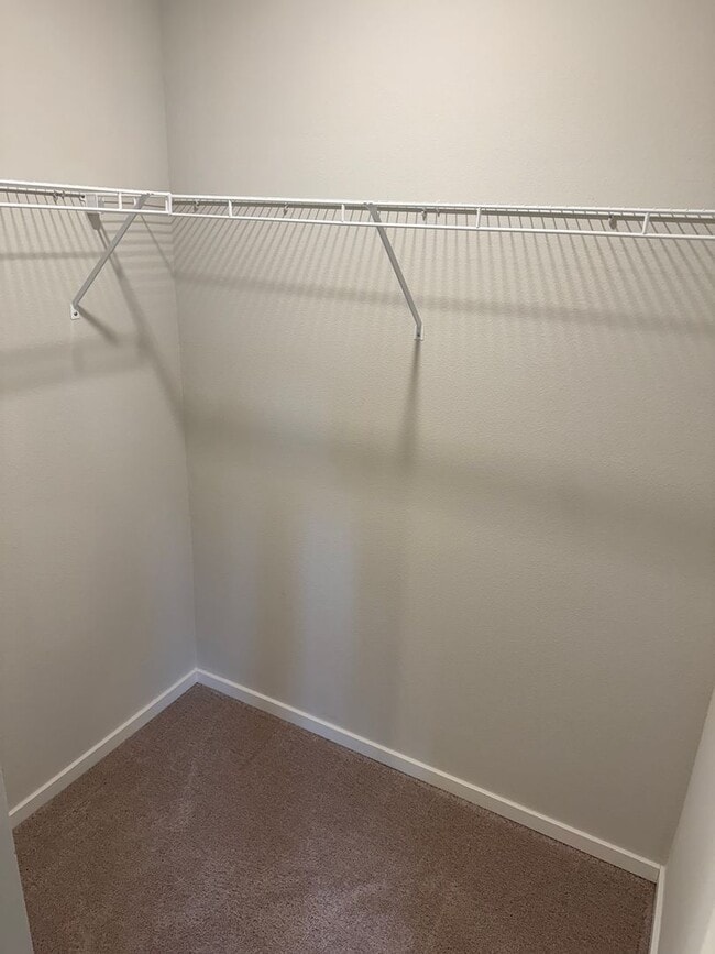 Building Photo - Goregous 2 Bedroom Townhome with 2 Car Gar...