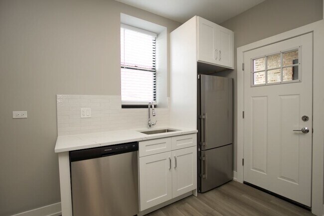 Building Photo - 3948.5 N Janssen Ave