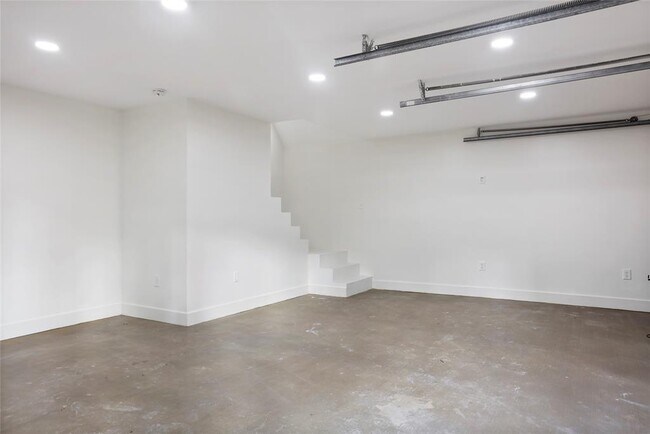 Building Photo - 1742 Hill Top Ln