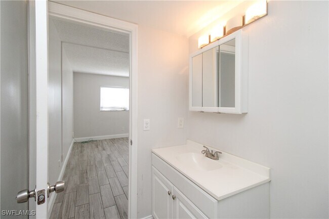 Building Photo - 5635 Rattlesnake Hammock Rd