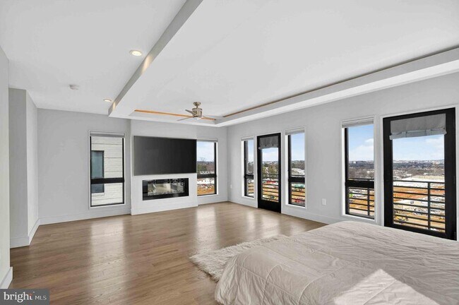 Building Photo - 911 S Oak St