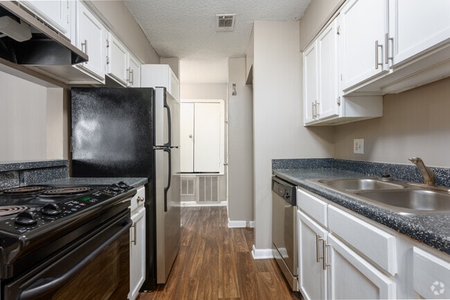 1BR, 1BA - Kitchen - Hunt Club Apartments, LLC