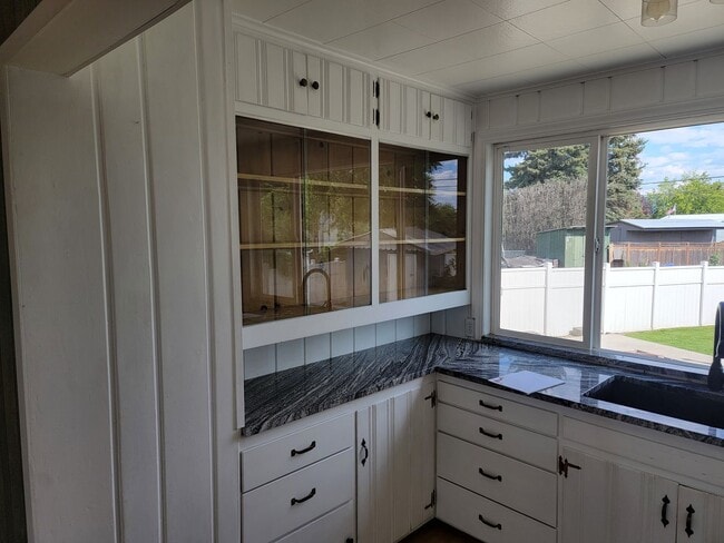Building Photo - Beautiful 3-Bedroom Home - EV Charger - Pet Friendly