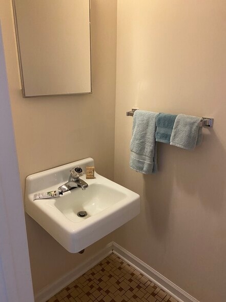 Half bath - 105 Fidelity St