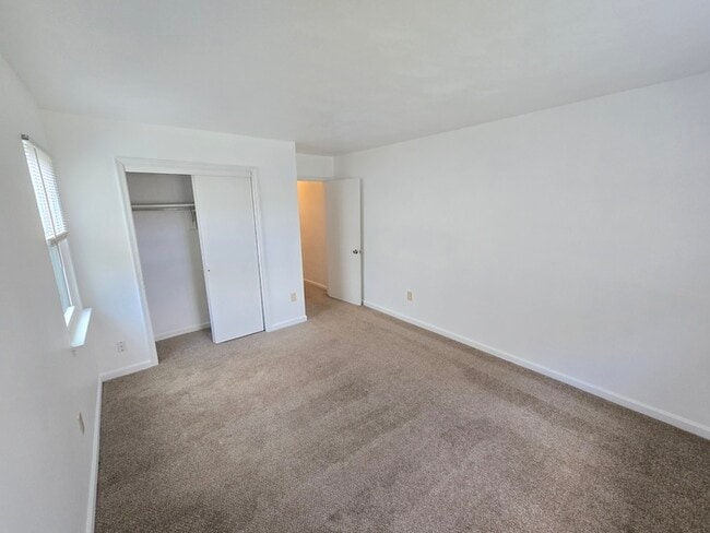 Building Photo - BEAUTIFUL 3-BED, 2-BATH HOME ON THE LAKE I...