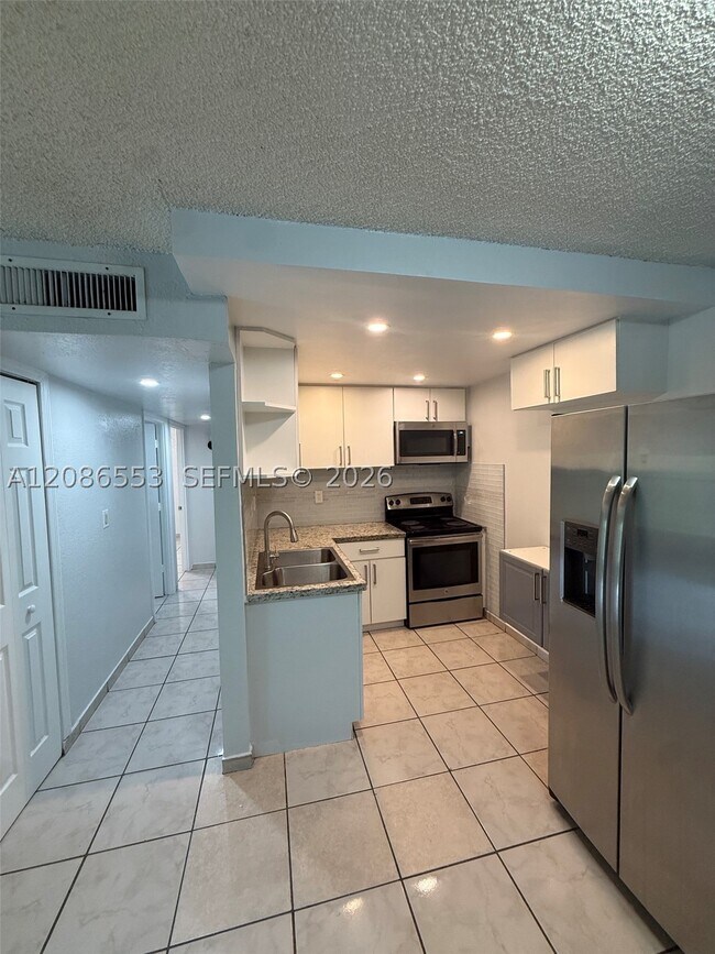 Building Photo - 606 W 81st St