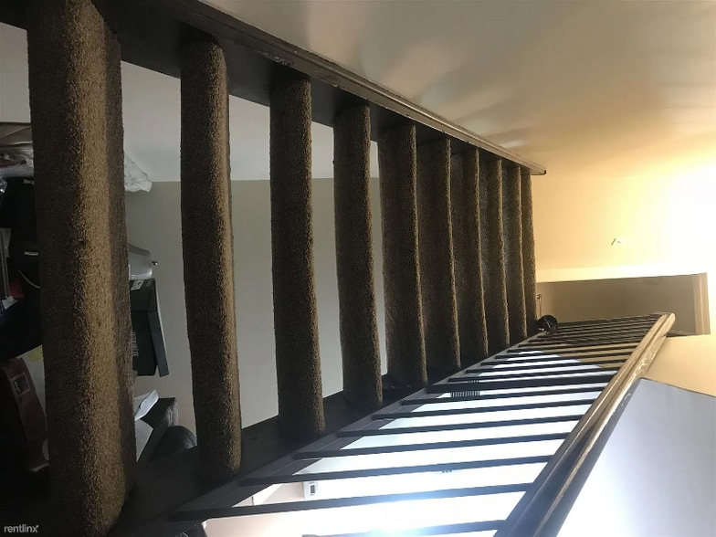 Building Photo - 256 Sunset Ct