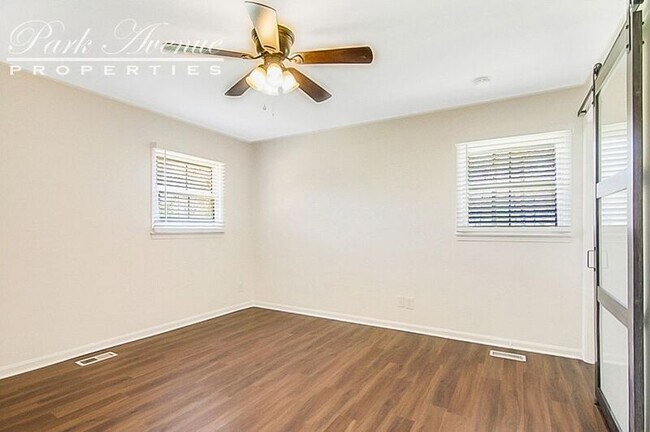 Building Photo - 232 Sandlewood Dr