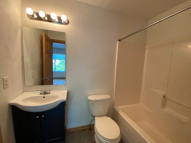 Building Photo - 1118 Lafayette - 4 Bed/4.5 Bath Unit Near ...