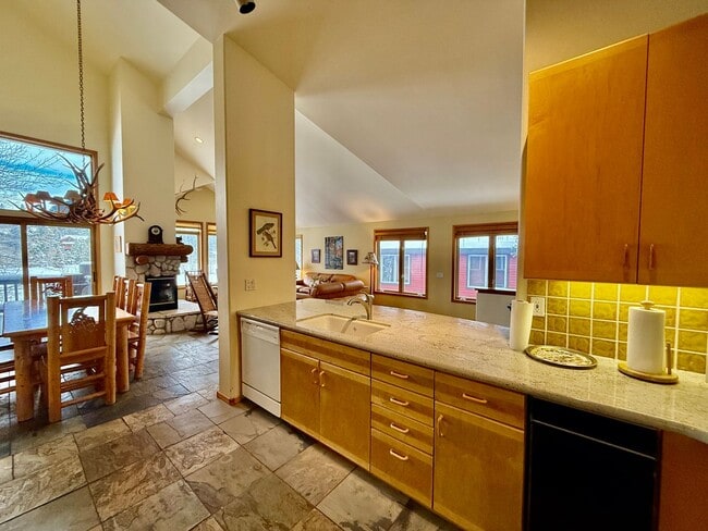 Building Photo - Snowcreek V – Stunning 4 Bed, 3 Bath Corner Unit