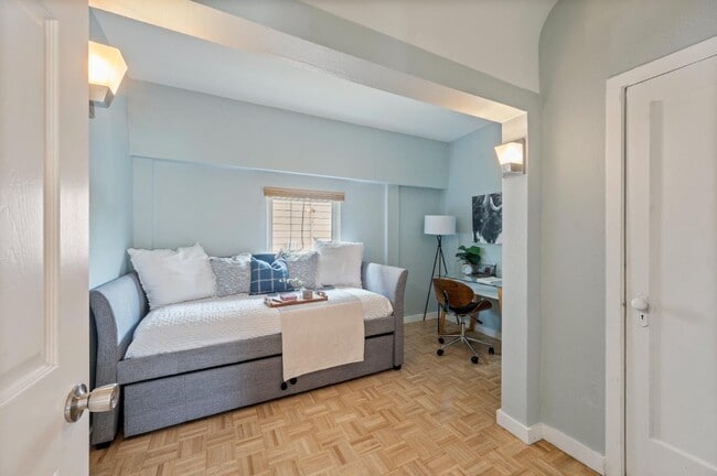 Building Photo - 6900 Thornhill Dr