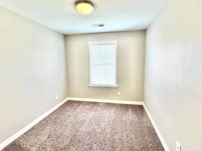 Building Photo - Now Leasing a 5-bedroom 3 bath home in Hor...