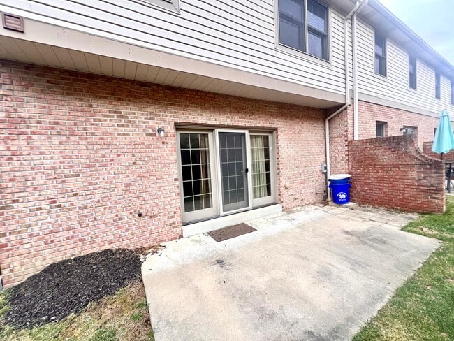 Building Photo - Beautiful Townhome - 3 bedroom 2.5 bath - Must see!