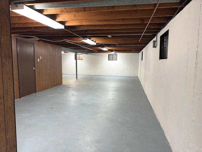 Building Photo - 860 Madelyn Dr