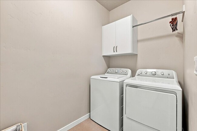 Building Photo - 2328 E Danzee Dr