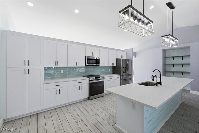 Building Photo - 1134 NE 4th Pl