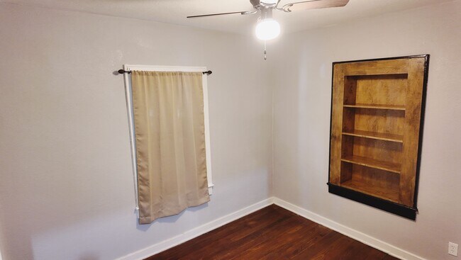 Building Photo - 508 N Oak St
