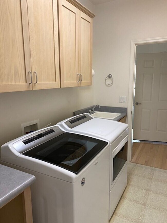 Building Photo - NEW TO MARKET, 3 BEDROOM EAST MEDFORD HOME