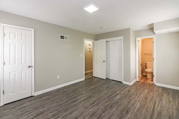 Building Photo - 316 NE Lakeview Dr