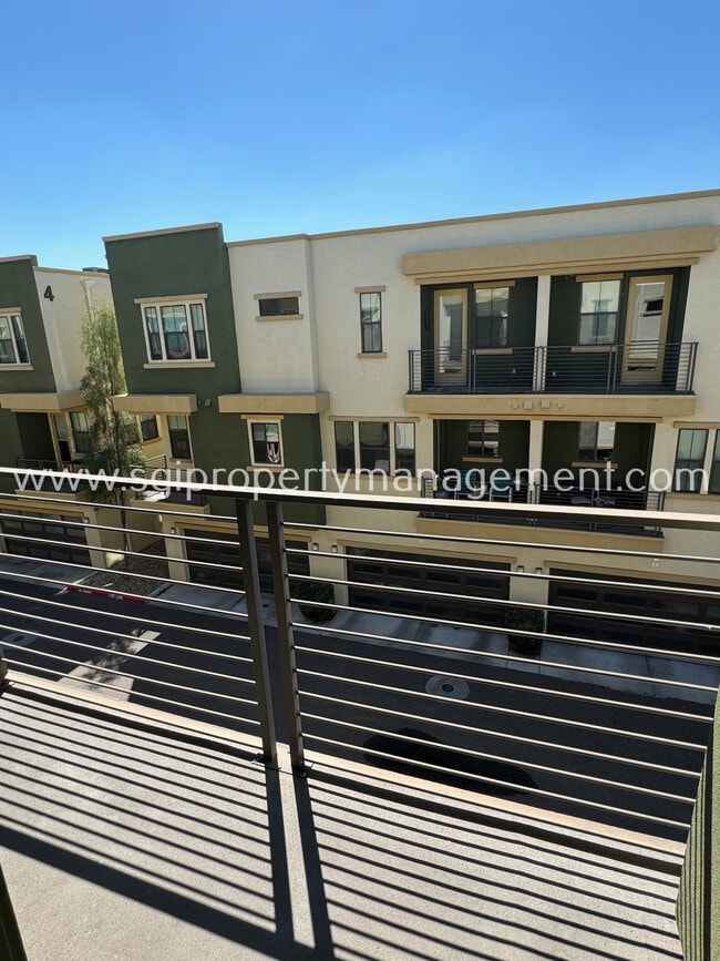 Building Photo - Luxurious Biltmore Townhome