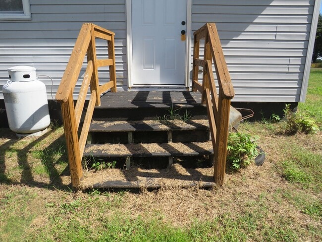 Building Photo - 3 Bedroom 2 Bath Home