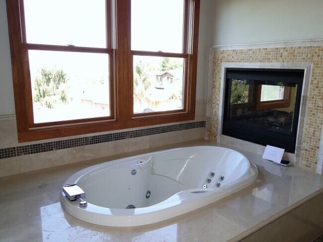 Building Photo - Large estate in the Oakland hills