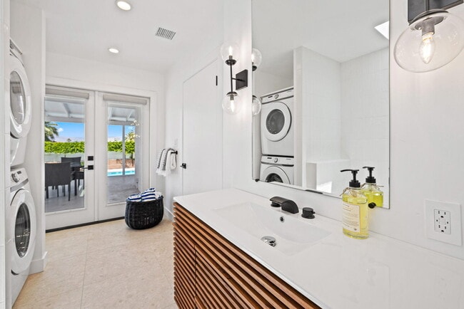 Building Photo - 38951 Bel Air Dr