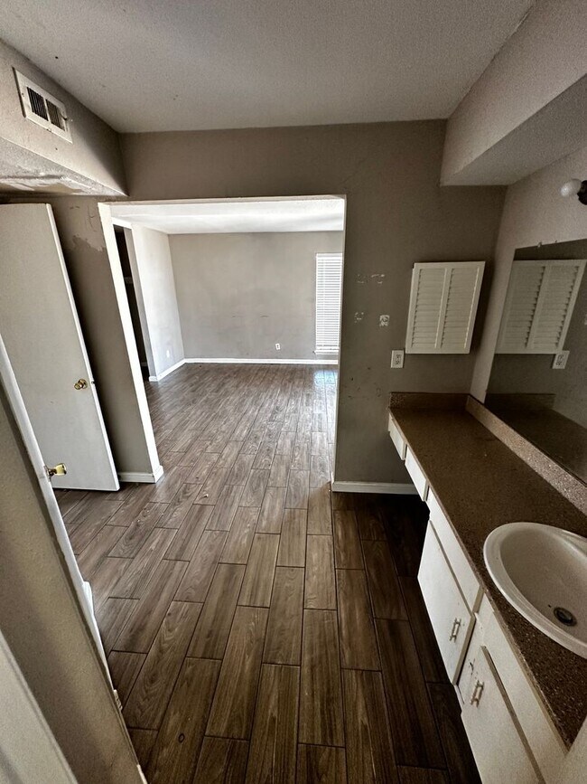 Building Photo - 1 Bed, 1 Bath condo