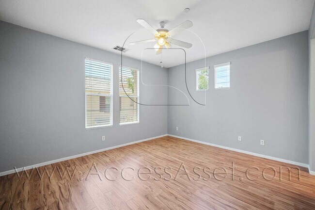 Building Photo - 3 Bed / 2.5 Bath Townhome | Open Layout + Modern Finishes