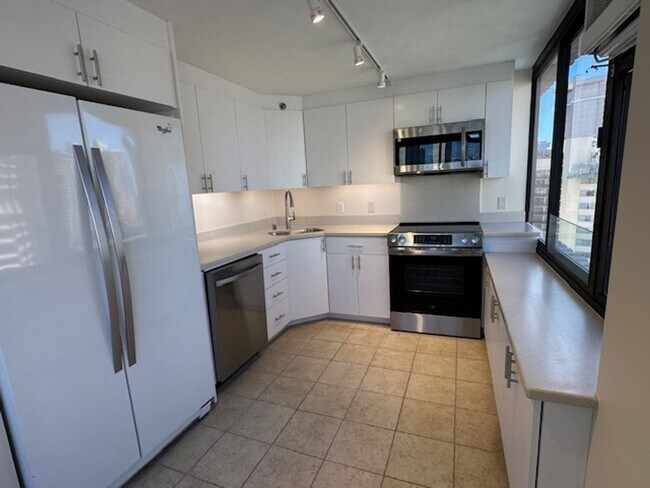 Building Photo - The Windsor, Renovated 1/1/1, prime Waikik...