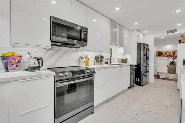 Building Photo - 18071 Biscayne Blvd