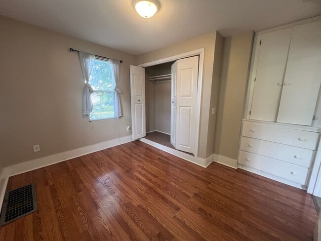 Building Photo - Two Bedroom Duplex - Located just Outside ...