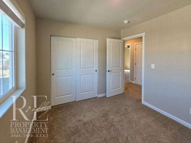 Building Photo - Bright Bremerton Home with A/C, and Fully Fenced Yard