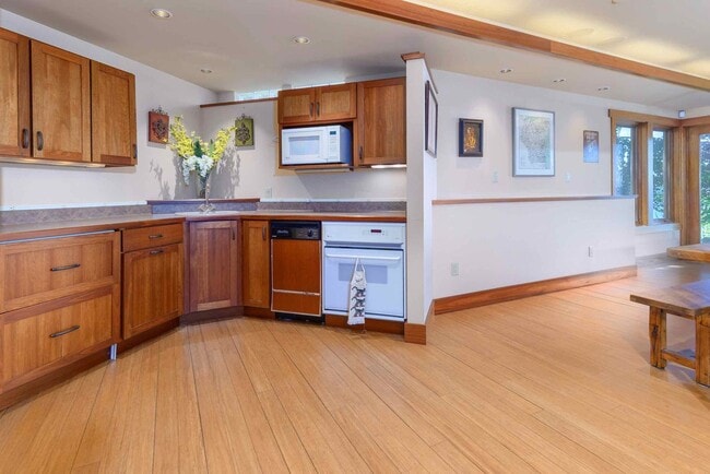 Building Photo - Lake Mendota Dream Home in Desirable Sprin...