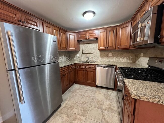 Building Photo - 37 Tonset Ct