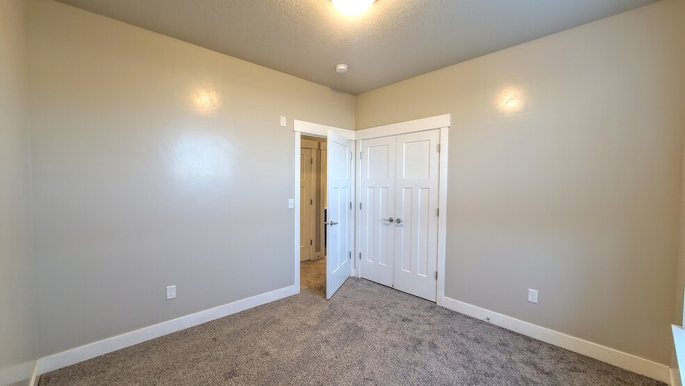 First room - Currently available - 74 Silver Springs Drive