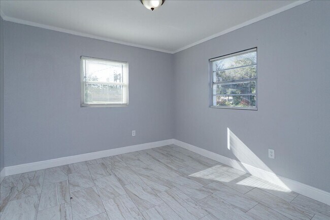 Building Photo - 507 S Lee Ave