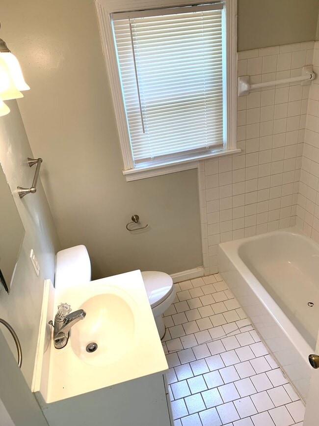 Building Photo - The Cutest Cottage in Inglewood!   2 Bedro...