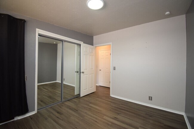 Building Photo - Updated and Charming 3 Bed Home with Fiber Internet & New Appliances!!!