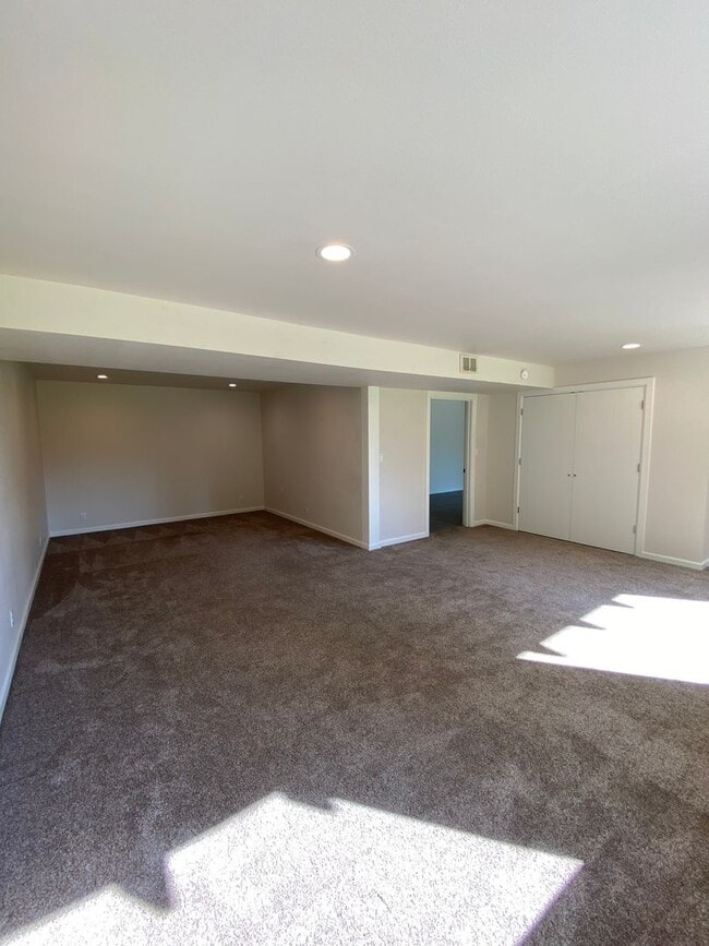 Building Photo - Four Bed, Two Bath Single Family Home with Fantastic View ON the Golf Course!