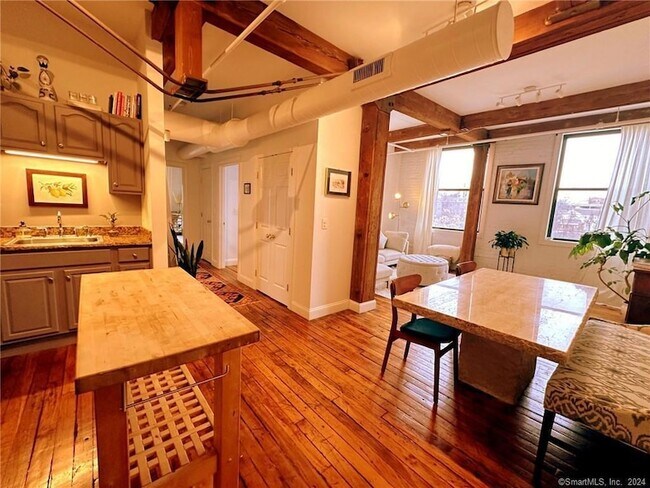 Building Photo - 145 Canal St E