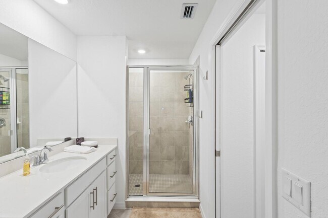 Building Photo - 15375 Grn Acrs Ave