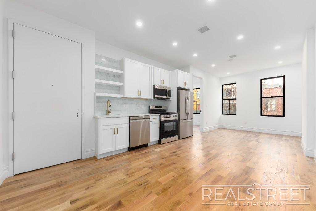 Building Photo - STUNNING TRUE 4 BED 2 BATH IN PRIME BUSHWICK TOWNHOUSE