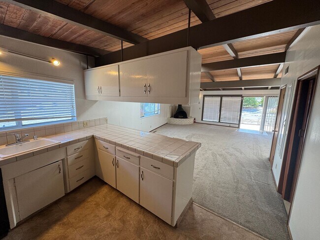 Building Photo - 611 Clubhouse Dr