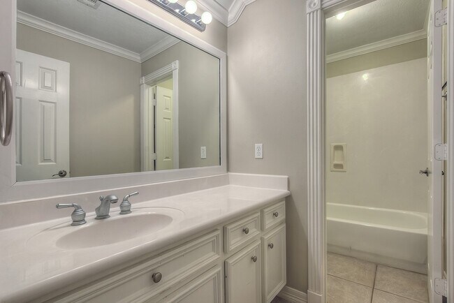 Building Photo - 10819 Lake Windcrest Blvd