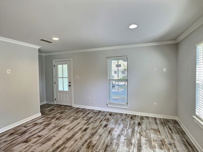 Building Photo - 3/2 Coastal Cottage in Golf Cart District | Ocean Springs School District