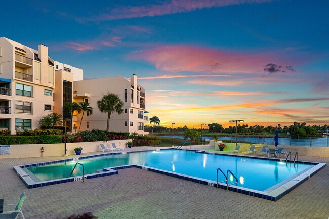 Building Photo - 374 Golfview Rd