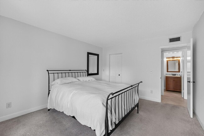Building Photo - 18081 SE Country Club Dr