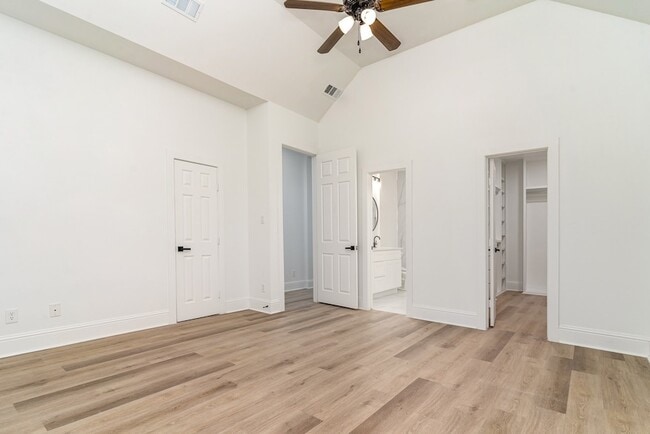 Building Photo - 2422 Vagas St