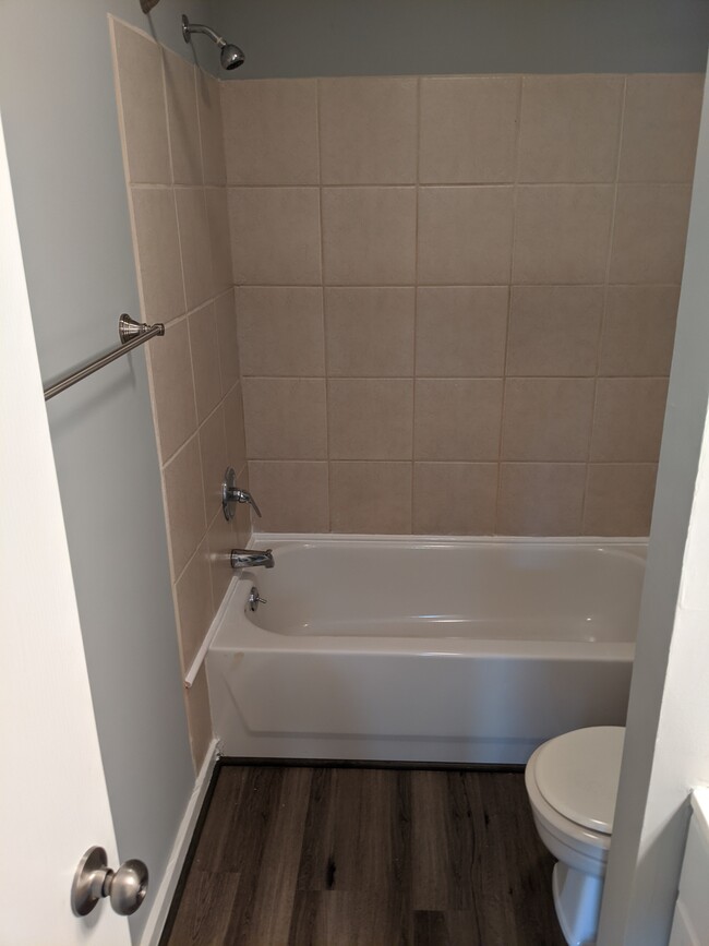 ceramic tile bath - 452 Edinburgh Rd